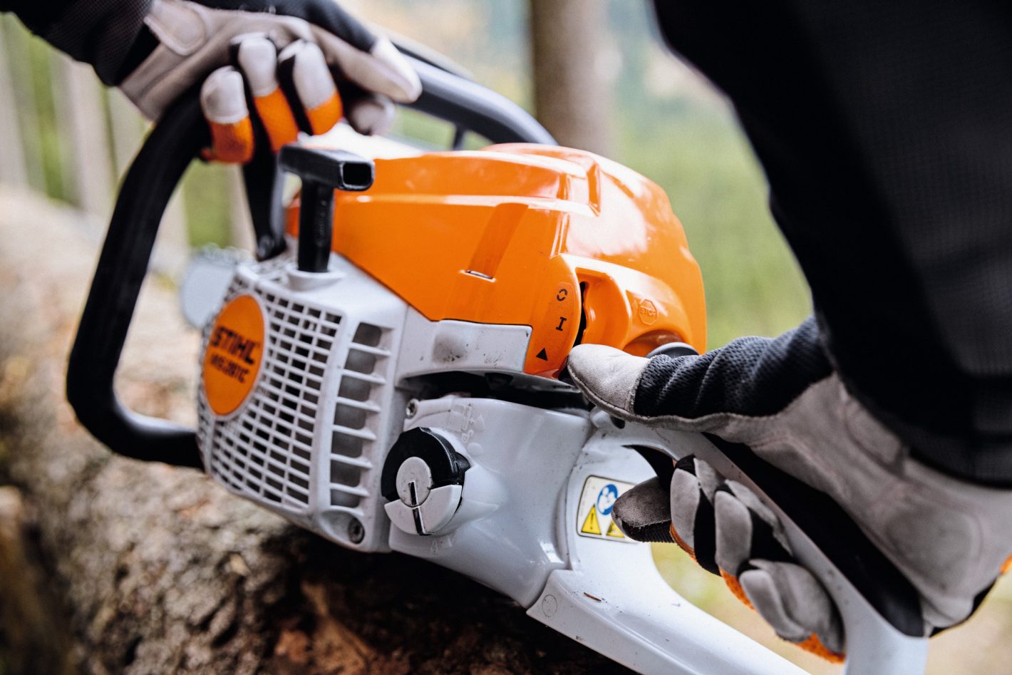 Stihl MS 261 C‑M petrol chainsaw action