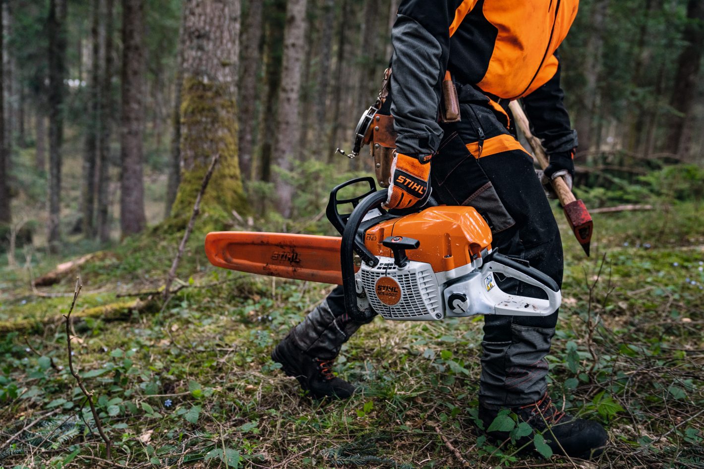 Stihl MS 400 C-M petrol chainsaw action 2