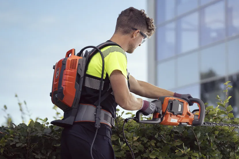 Husqvarna BLi950X Backpack Battery action