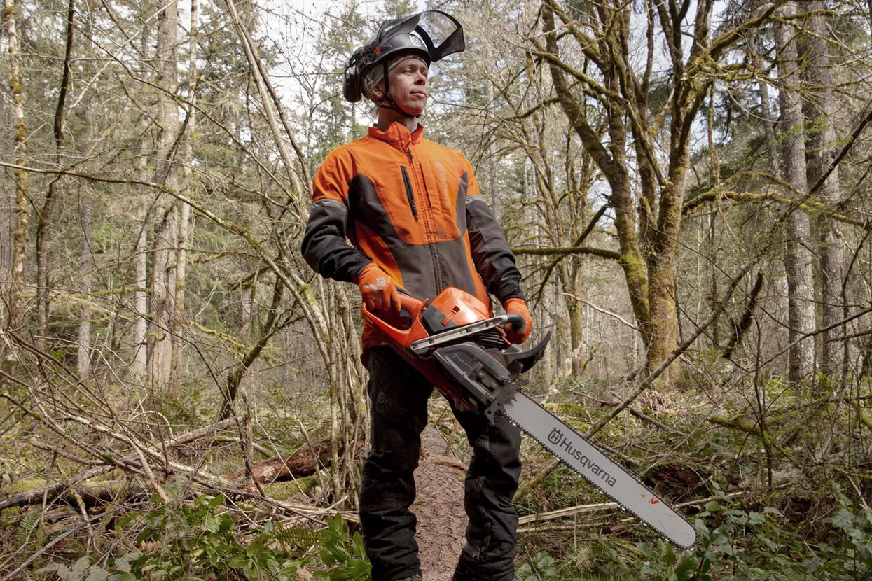 Husqvarna 585 petrol chainsaw Action 2