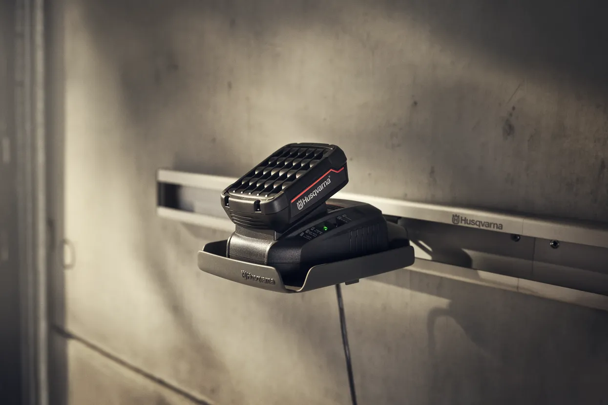 Husqvarna Aspire P4A 18-C70 Battery Charger - Image 3