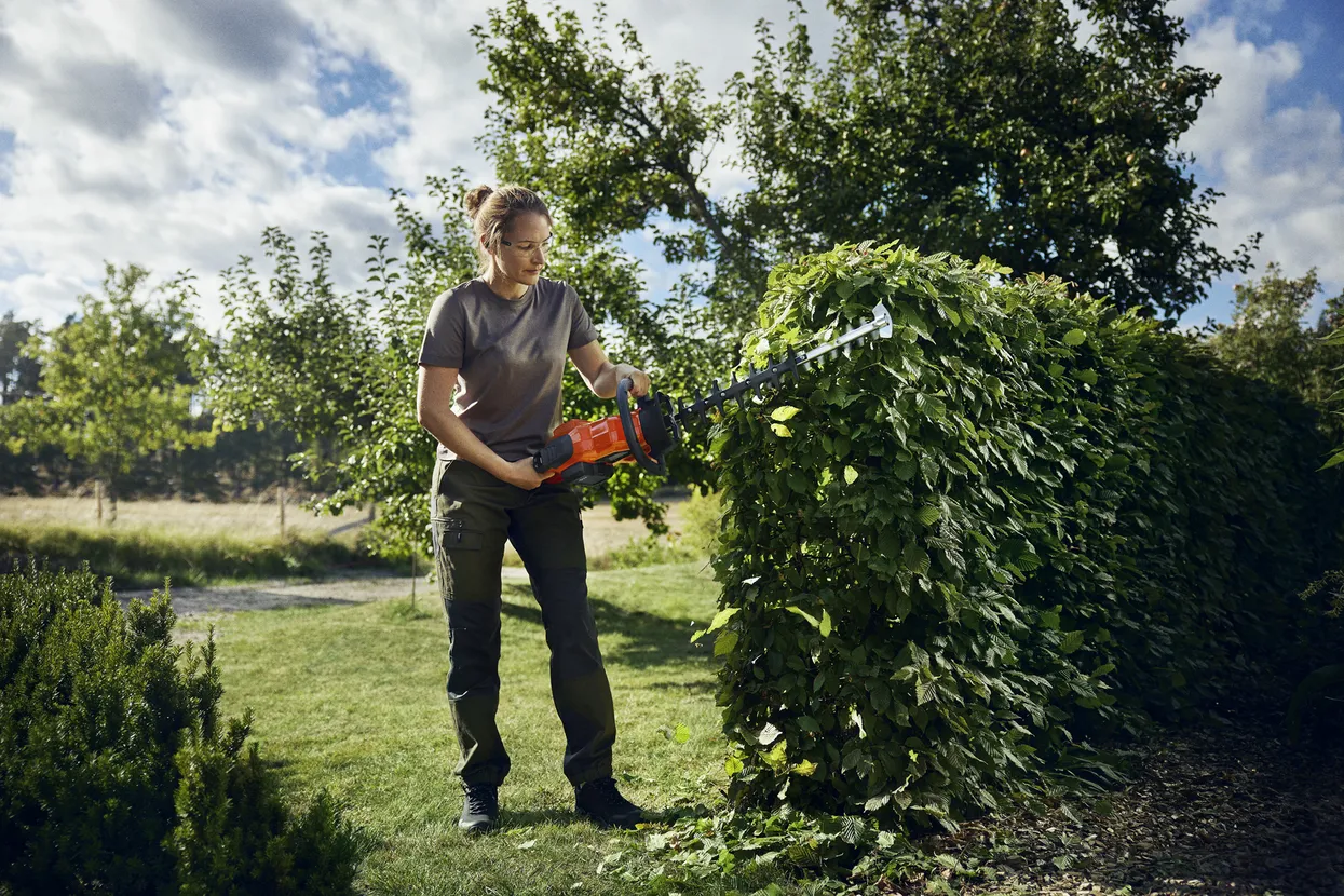 Husqvarna 322iHD60 60cm/24" Battery Hedge Trimmer - Image 5