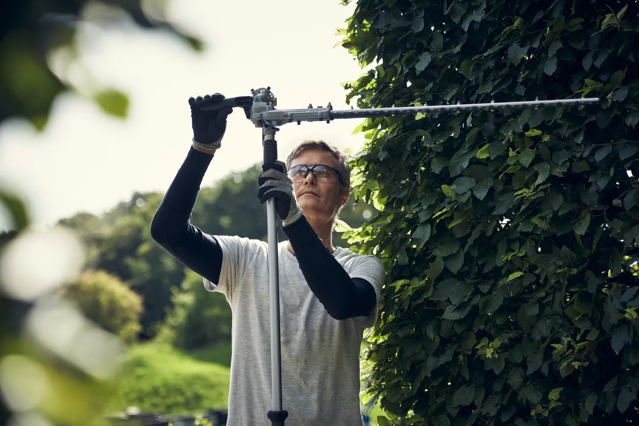 Husqvarna 525iHE4 Battery Long Reach Hedge Trimmer - Image 3