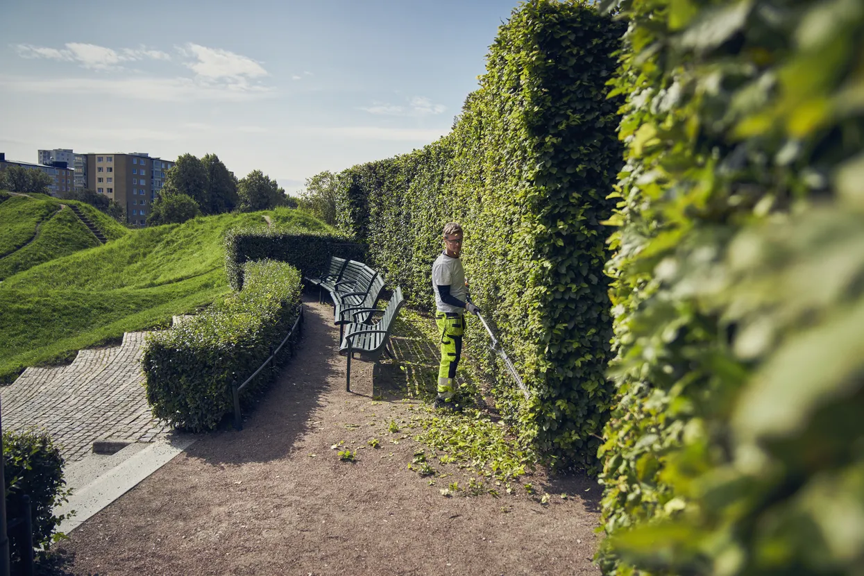 Husqvarna 525iHE4 Battery Long Reach Hedge Trimmer - Image 4