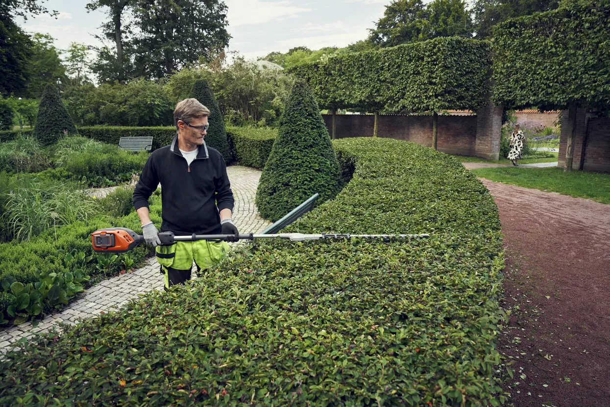 Husqvarna 525iHF3 Battery Long Reach Hedge Trimmer - Image 4