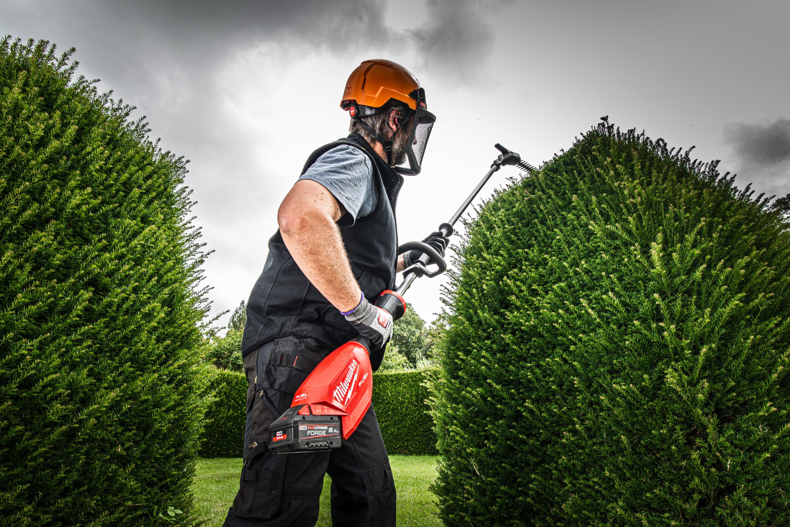 Milwaukee M18 FUEL™ extended pole hedge trimmer 216 cm - Image 11