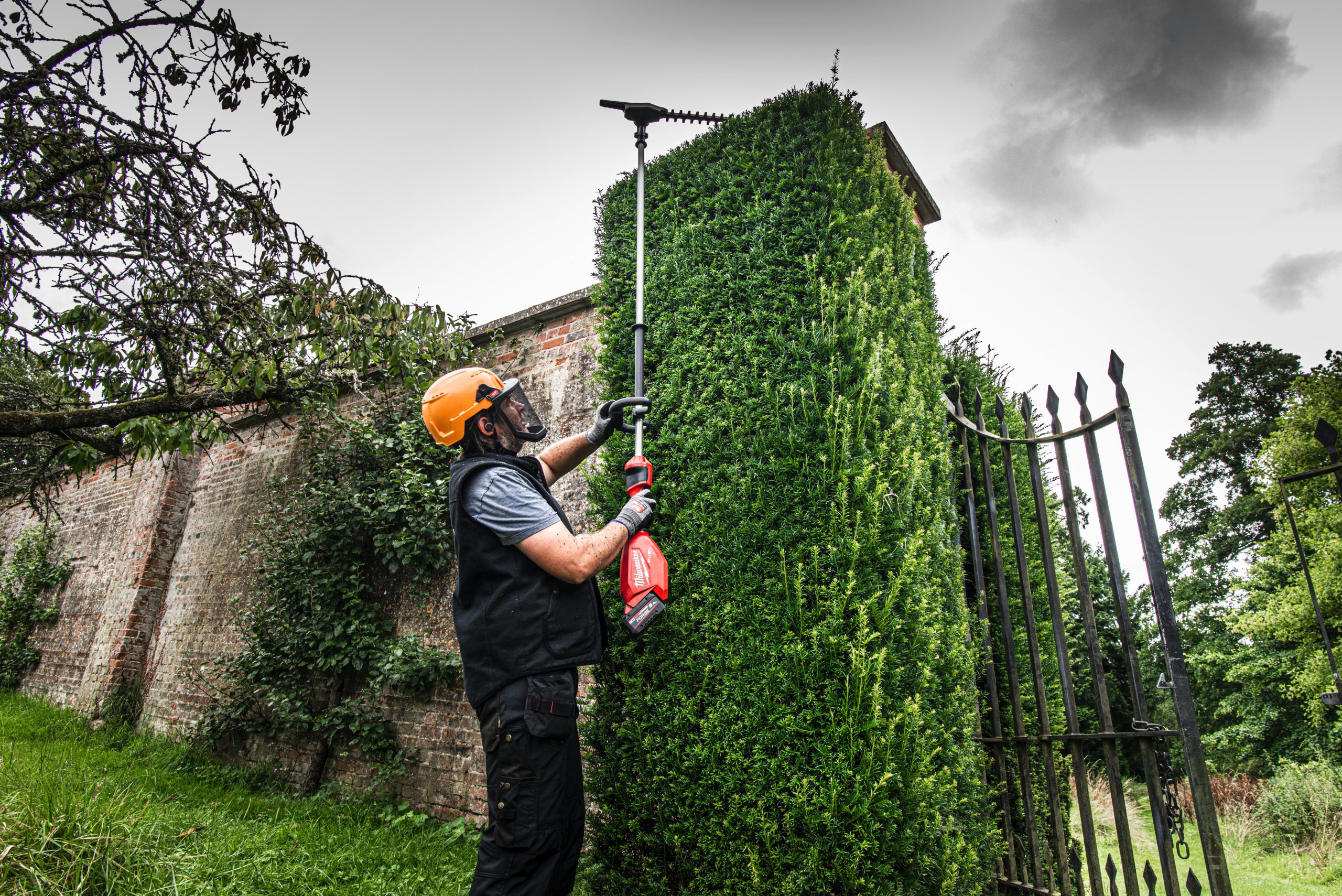 Milwaukee M18 FUEL™ extended pole hedge trimmer 216 cm - Image 12