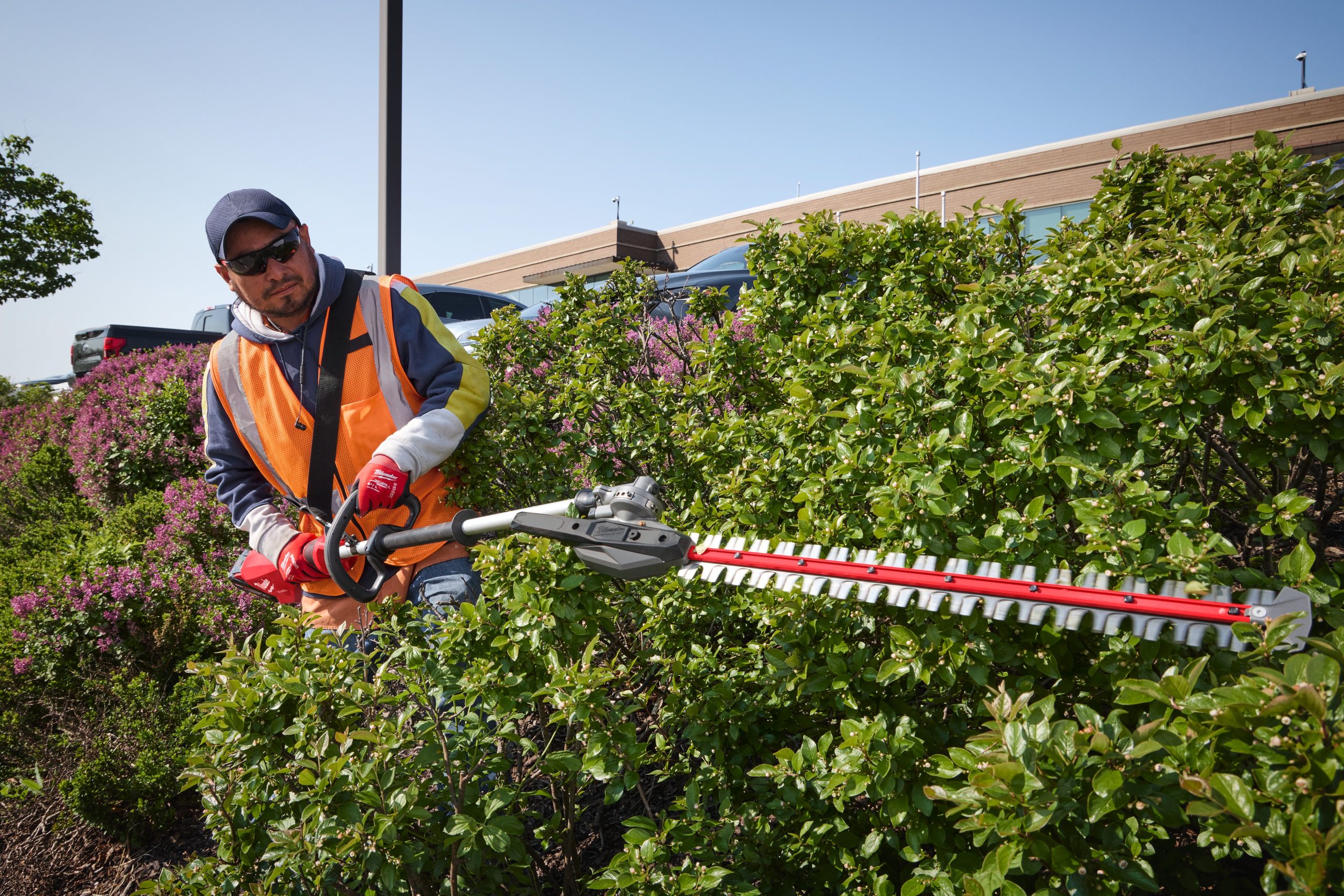Milwaukee M18 FUEL™ extended pole hedge trimmer 216 cm - Image 13