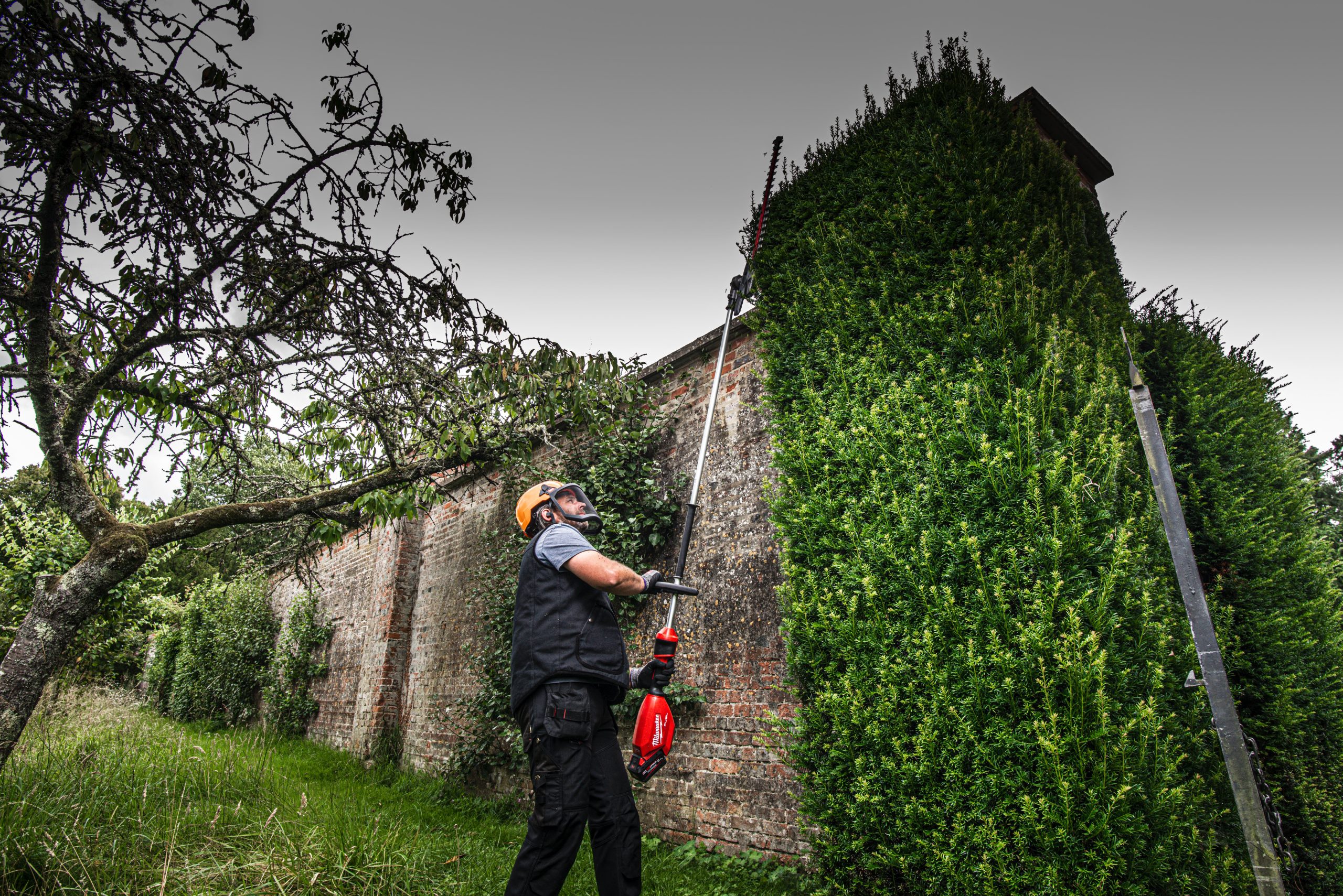 Milwaukee M18 FUEL™ extended pole hedge trimmer 267 cm - Image 9