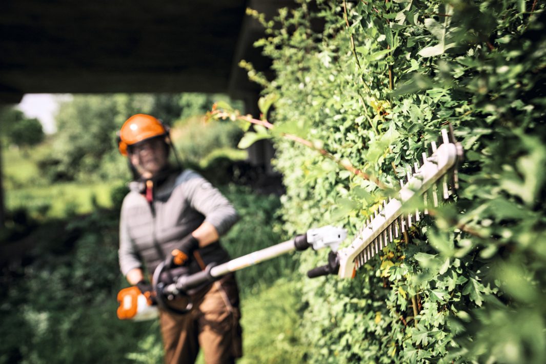 Stihl HLA 140 B Battery Long Reach Hedge Trimmer - Image 3