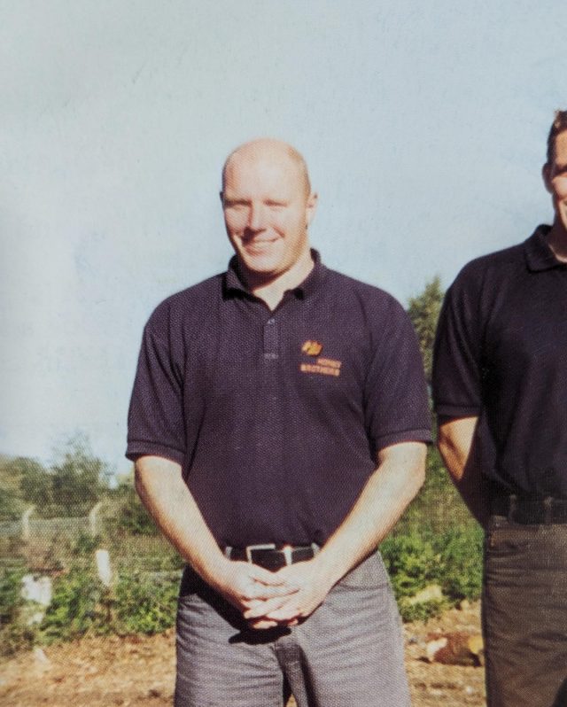 Happy Martyn Days! 1999 vs 2024.

Modelled B-E-A-utifully by the gaffer… NEW Retro HB tee will be available at the Arb Show next week 🥳

Swipe for some HB nostalgia ➡️

#honeybros #treework #arblife #arborist #forestry