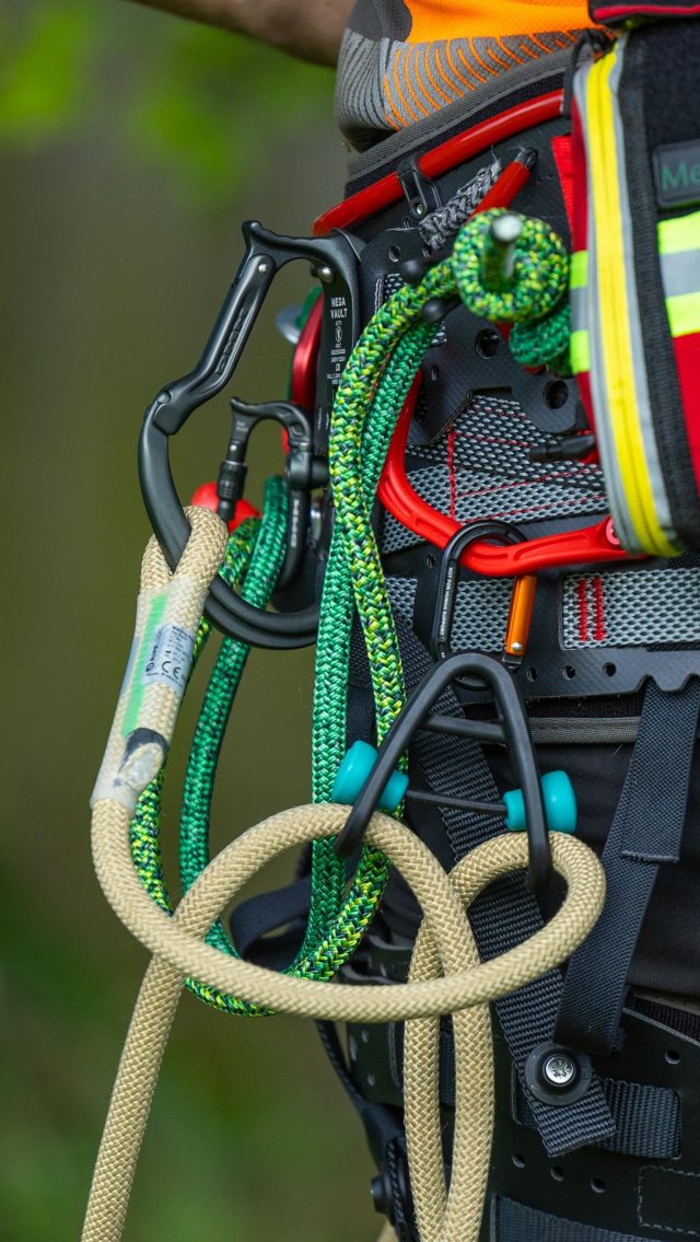 The NEW @notchequipment Sidekick lanyard manager is out now! 

Super simple and lightweight, it allows you to be more efficient in the canopy, while keeping your work positioning lanyard snag-free.

• Intuitive one-handed operation without looking
• Automatically adjusts to most lanyard diameters
• Feed the rope through the friction nodes- one movement creates 3 loops
• Multiple attachment orientations
• Use both ends of your lanyard
• Easy to set up with a wide variety of lanyard configurations

#notchequipment #honeybros #arborist #sidekick #arblife