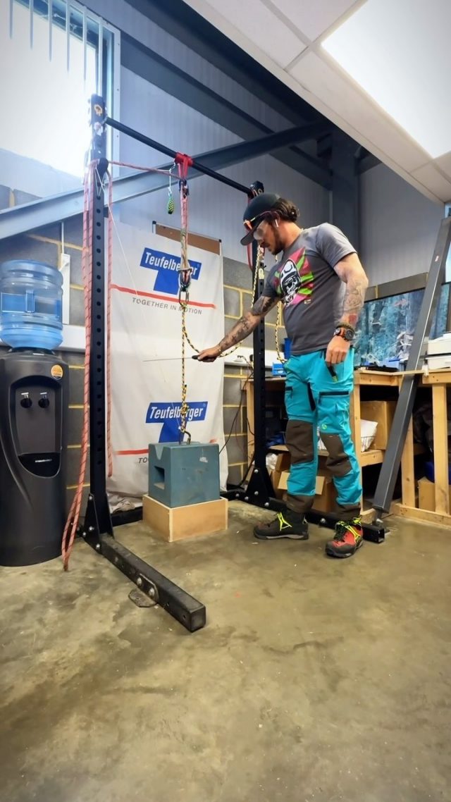 One big Silky swipe. Little rope test for those that asked for a few more ropes and just one big swipe…

Ropes include:

Samson Hawkeye 
Tachyon Orange/Blue
Tachyon Xstatic
Rebel Blue 

@atattooedarborist with the swipe 

#honeybros #arborist #arblife #climbingropes #silky
