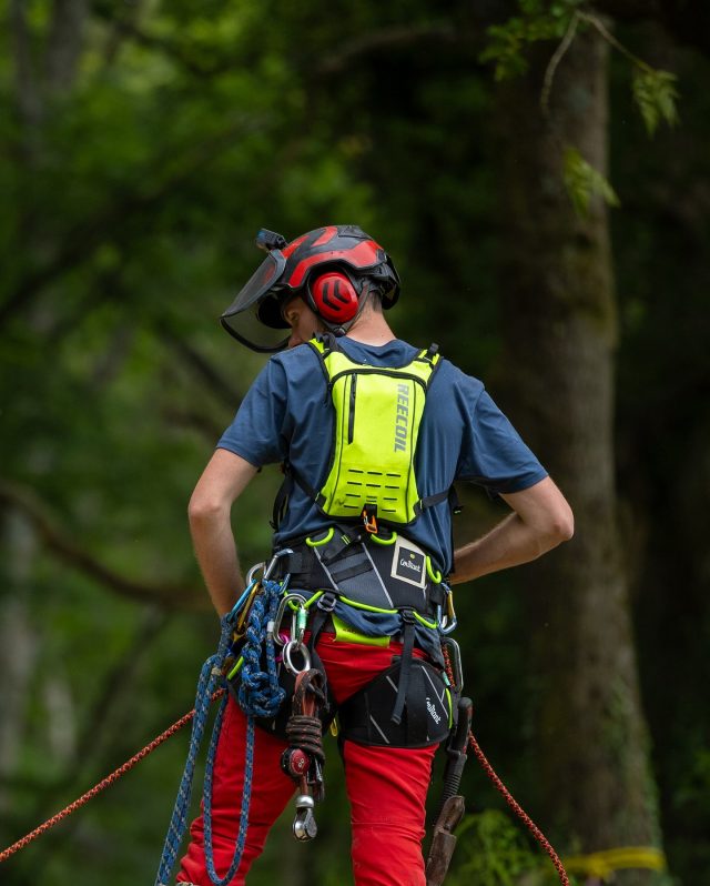 Hi Vis @reecoil_dot_com Audax 1500 Hydration Harness is fully stocked up!! Grab one while stocks last. 

➡️ Thermal Insulated Pack ❄
➡️ Insulated Drinking Tube ❄
➡️ 1000D Laminate Outer Material
➡️ YKK Zippers
➡️ MOLLE Attachment System for First Aid attachment
➡️ WARP-KNIT Vented Straps
➡️ Whistle Integrated Sternum Strap

(Modelled B-E-A-utifully by @connor_dempsey97 )

#stayhydrated #honeybros #reecoil_dot_com #arborist #arblife #treeclimber #climber