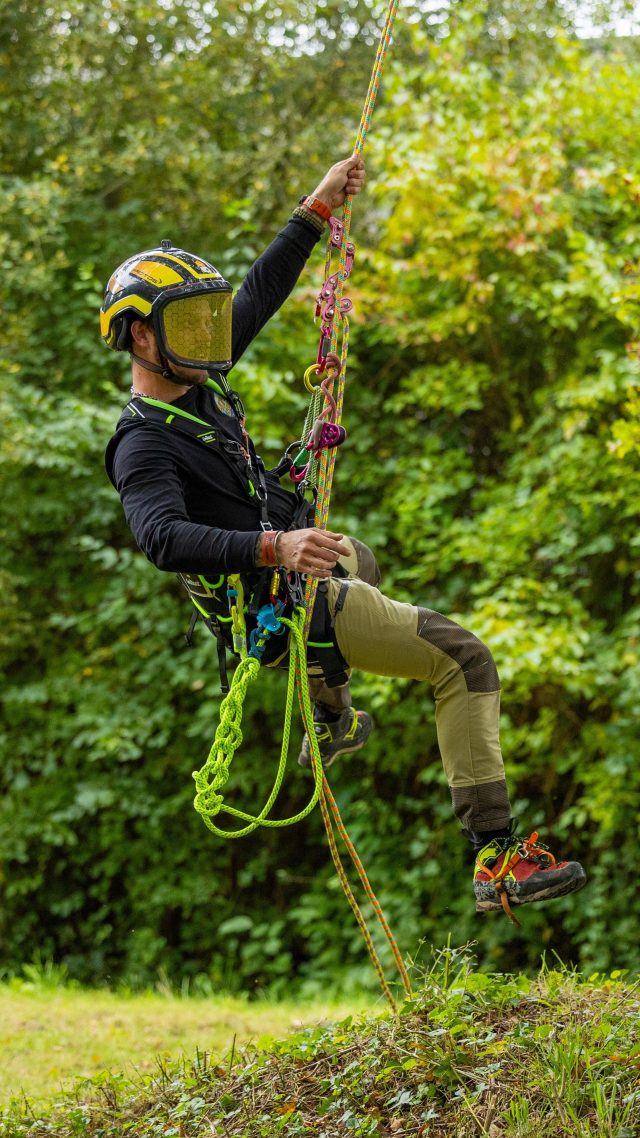 Smooooooooth 🤌

@atattooedarborist sticking the landing.

Having some fun in the trees with some lovely @couranttreecare products from our recent visit.

#honeybros #arborist #courant #treeclimber #treeclimbing #arblife