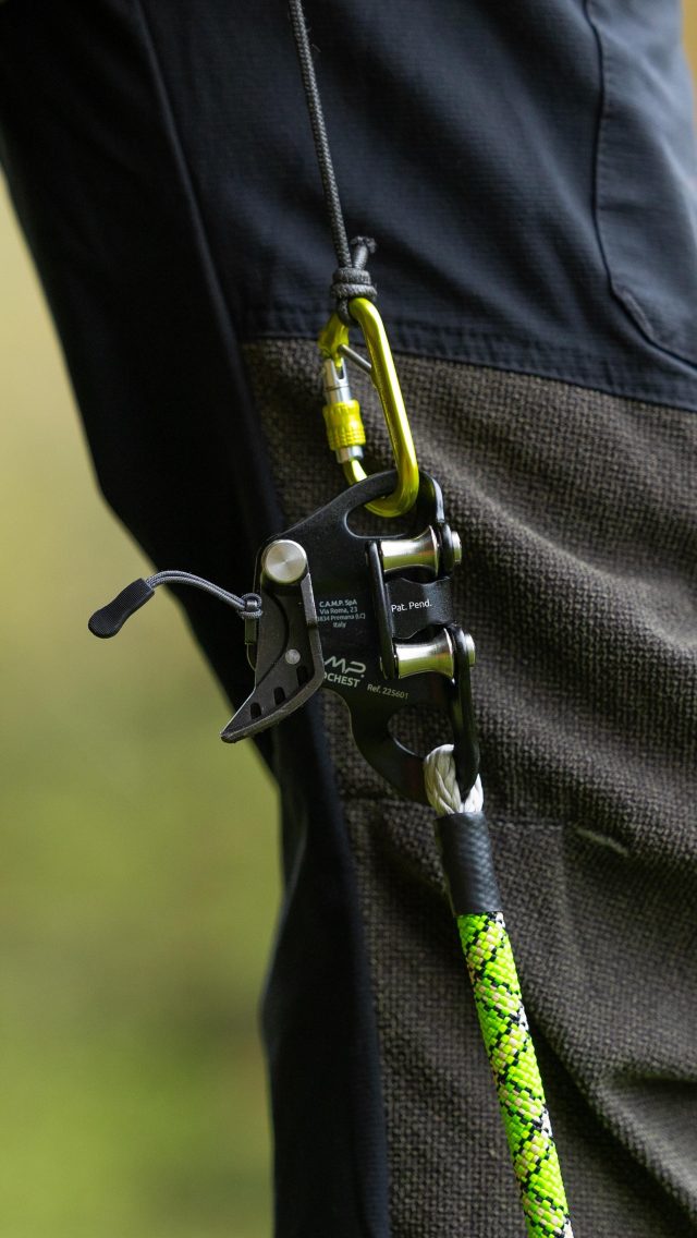 Setting up the Rope Walker Turbo Knee Ascender (feat. The Camp Turbo Chest) 

Created in house at Honey Brothers.

@atattooedarborist with the demo 🙌

(The video was created in a recreational climbing setting/not for work and for demo purposes only of the Knee ascender - hence 1 climbing rope) 

#honeybros #ascender #treeclimber #treeclimbing #arborist #arblife #climber