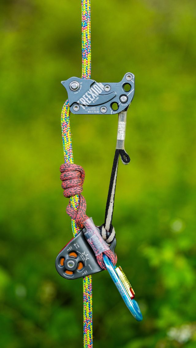 @conan_tree gives us the low down on the @ftctree Freexion. 

The FREEXION, allows you to progress with a friction hitch on a single rope, and to move in all directions (up/down/transversal).

It is CE certified and can be used with all EN 1891 ropes (type A) from 11.5 mm to 12.5 mm diameter. 

Its 3-position adjustment system (hard/medium/soft) allows you to modify the angle of the system. You can also adjust and create more or less friction according to the rope diameter, the climber’s weight, or simply adapt your way in the tree to a given situation.

In the tree, you only need to change position of the tether’s pin to change the friction of the FREEXION and modify the braking.

#honeybros #ftctree #freexion #treeclimber #arborist #arblife #climber #climbinggear