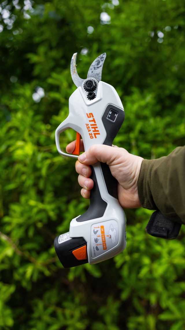 Oh they’re satisfying 🤩 

@stihlgb NEW ASA 20 Powered Secateurs

▪️The first battery-powered secateurs in the AS system. 

▪️Designed specifically for pruning trees, bushes, shrubs, and plants in your (or customers) garden

▪️Effortlessly cuts through green material up to 25mm in diameter

Get yours at Honey Brothers now. Makes for a perfect Christmas gift for the avid pruner as well.

⚠️ Once you start, you won’t be able to stop 😂

#honeybros #stihl #stihlgb #secateurs #arborist #pruning #gardening #gardeningtools #arblife