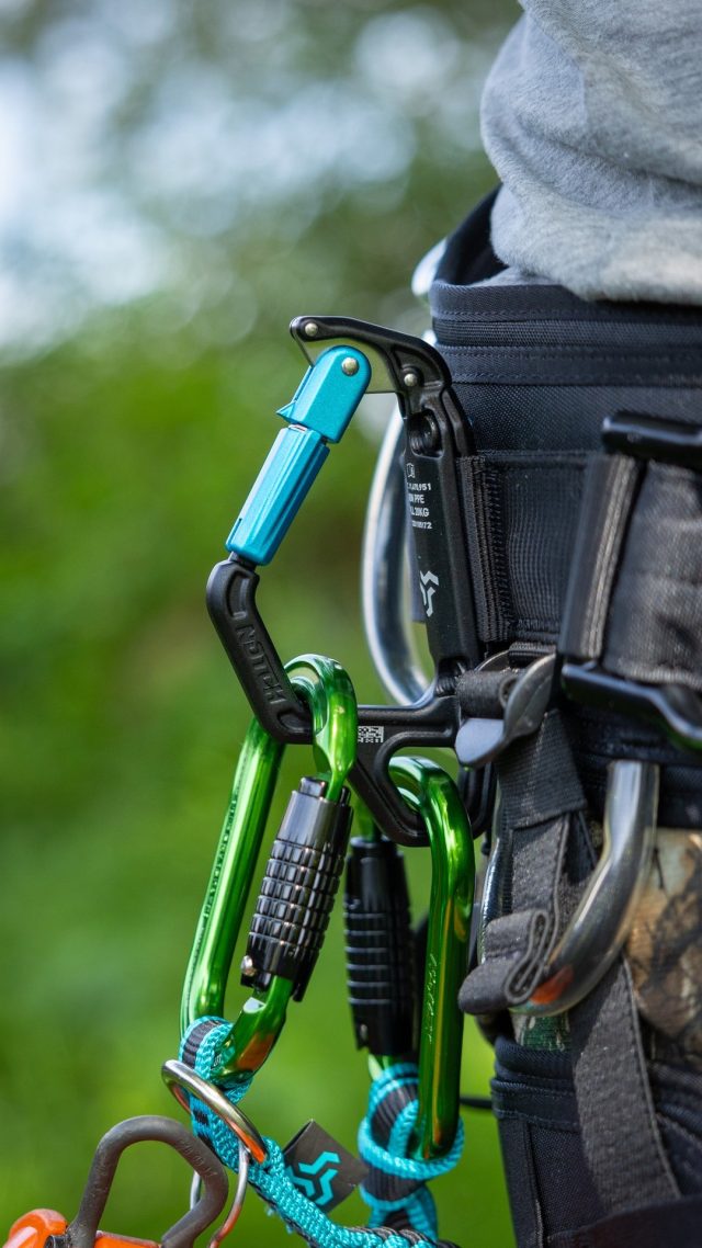 Notch Equipment  Swinger Tool Carrier - Dual-action swinging gate, allowing you to easily clip and unclip tools with one hand. It's satisfying 🫶🏻 #honeybros #notchequipment #arborist #climbinggear #arbgear #arblife