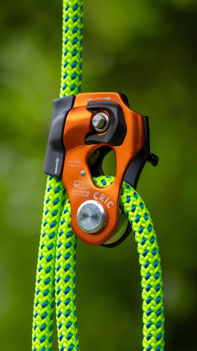 Using the CT Cric with the Akimbo for a mechanical advantage if heading out on a limb walk. 

Just don’t forget the tail of the rope when walking out 👀

Also 🐤🦆😂

#climbingtechnology #rockexotica #akimbo #honeybros #arborist #treeclimber #climbinggear