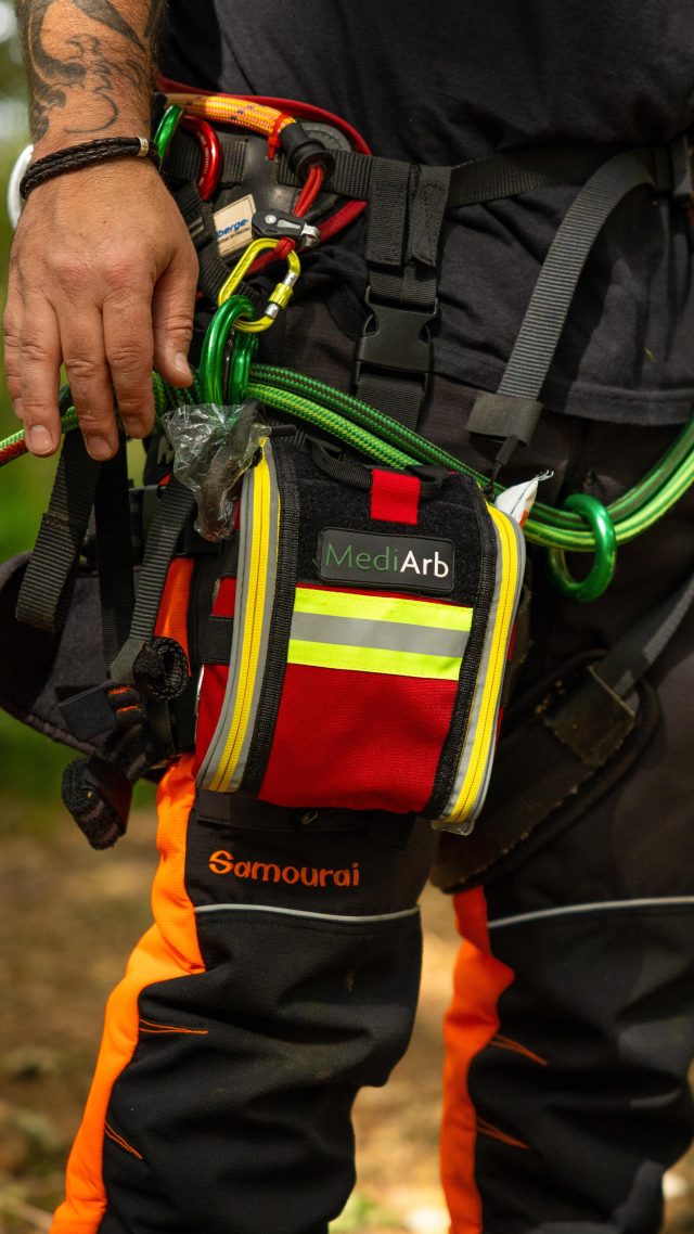 The MediArb® Rescue Trauma Pouch can be kept in your rescue kit on-site and is ready to be attached in an emergency.

▪️For the quick and efficient treatment of potential catastrophic injuries in your surroundings.

▪️Equipped with some of the greatest military-grade medical equipment to handle a significant haemorrhage.

▪️Contents are securely kept neat and tidy using elasticated pockets.

This kit can be easily attached to both your leg and harness, making it especially beneficial during aerial rescue operations. 

Having ready access to the right supplies enables first responders to administer quick and effective first aid when necessary. By doing this, you can protect the casualty’s life up until you reach the ground where further treatment can be applied.

CONTENTS:

1 x Celox™ Rapid Haemostatic Z-Fold Gauze
1 x CAT® GEN 7 Tourniquet
1 x Israeli T3 Trauma Dressing
2 x Eye Wash
1 x Emergency Whistle
1 x Resuscitation Face Shield
1 x Disposable Gloves
2 x Sterile Wipes
1 x Cohesive Bandage
1 x Tuf Cuts Scissors
1 x Cyalumes (Emergency Glow Stick)
10 x Assorted Plasters

Always be prepared with @mediarbtraining 

#mediarb #arblife #arborist #firstaid #rescuekit #treeclimber