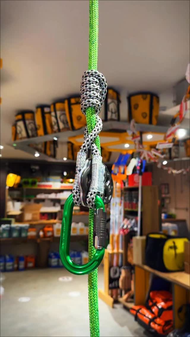 Approved Hitches for the @dmm_professional Nomad Lanyard. The VT - featured. 

Certified with three friction hitches (Distel 5+1, Schwabisch 5+1 and VT 5+2) tied using the same length Fidus 8.5mm Eye to Eye.

Always check the manufacturers manual! 

#honeybros #dmm #lanyard #arborist #treeclimber